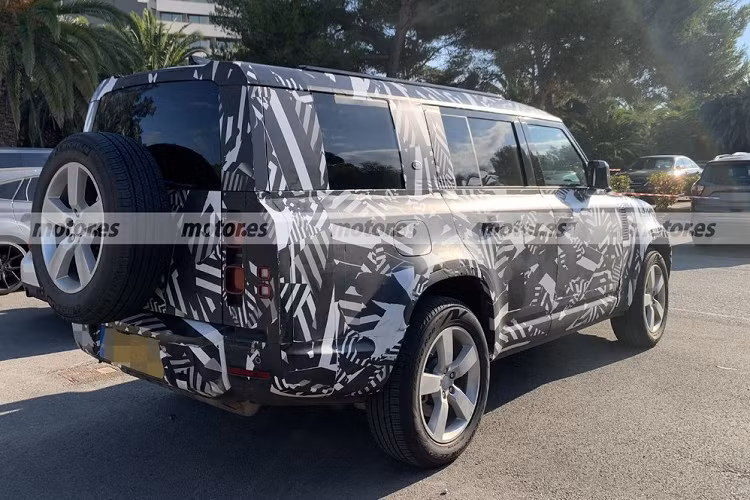 Nằm bên dưới nắp ca-pô của Land Rover Defender 130 dự kiến là đủ các loại động cơ, từ diesel, xăng cho đến hybrid. Trong đó, có cả động cơ xăng V8, siêu nạp với công suất tối đa 550 mã lực.