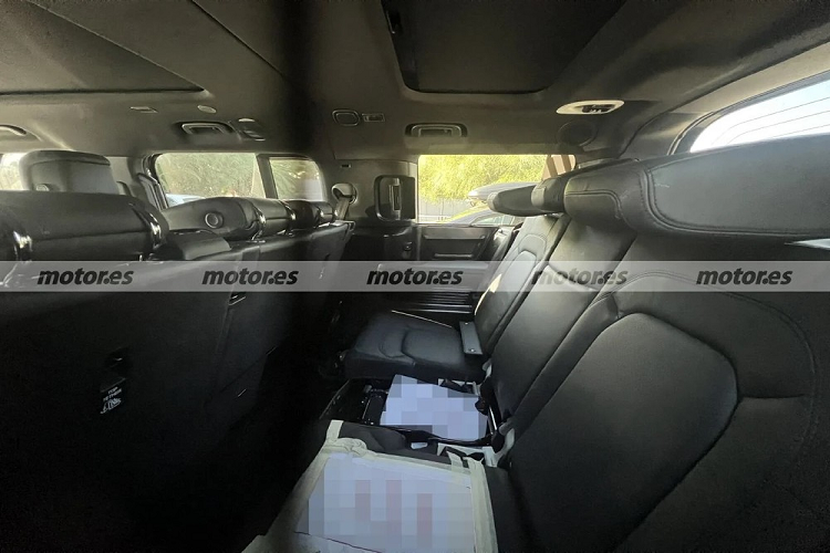 Là phiên bản 8 chỗ nên Land Rover Defender 130 có cấu hình ghế 2+3+3. Trong đó, hàng ghế thứ hai và thứ ba đều được bọc da sang trọng đồng thời đi kèm các nút chỉnh điều hòa riêng. Nhờ đó, hành khách có thể chỉnh điều hòa ở đúng khu vực mà mình mong muốn.