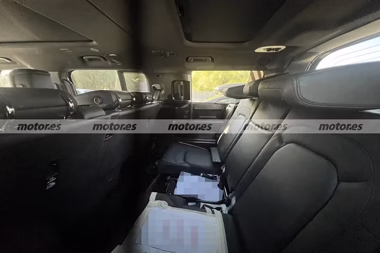 Là phiên bản 8 chỗ nên Land Rover Defender 130 có cấu hình ghế 2+3+3. Trong đó, hàng ghế thứ hai và thứ ba đều được bọc da sang trọng đồng thời đi kèm các nút chỉnh điều hòa riêng. Nhờ đó, hành khách có thể chỉnh điều hòa ở đúng khu vực mà mình mong muốn.