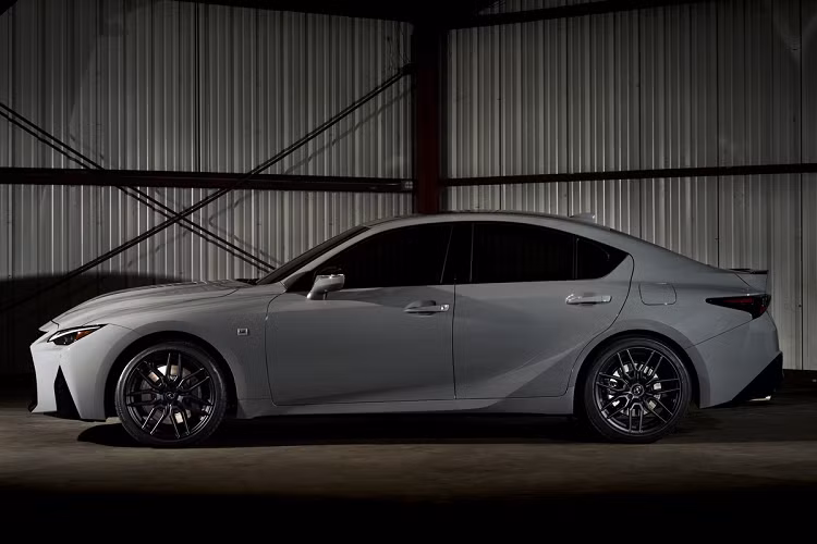 Tương tự Lexus IS 500 F Sport Performance, phiên bản Launch Edition chưa được công bố giá bán, xe dự kiến được bán ra vào mùa thu năm nay. Mẫu sedan Nhật Bản được xem là đối thủ của BMW M3, Mercedes-AMG C 63 hay Audi RS4.
