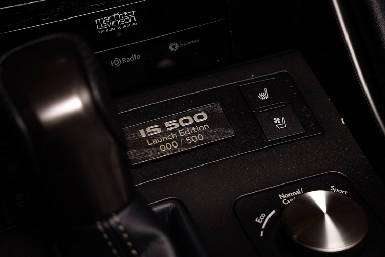 Mỗi chiếc Lexus IS 500 F Sport Performance Launch Edition sẽ được đánh số thứ tự từ 1 đến 500, đi cùng với đó là tên phiên bản đặc biệt hiển thị trên đồng hồ kỹ thuật số khi khởi động xe. Những trang bị tiện ích có thể kể đến hỗ trợ kết nối Apple CarPlay/Android Auto, hệ thống an toàn Lexus Safety System+ 2.5 tích hợp đèn chiếu sáng thông minh, kiểm soát hành trình thích ứng...