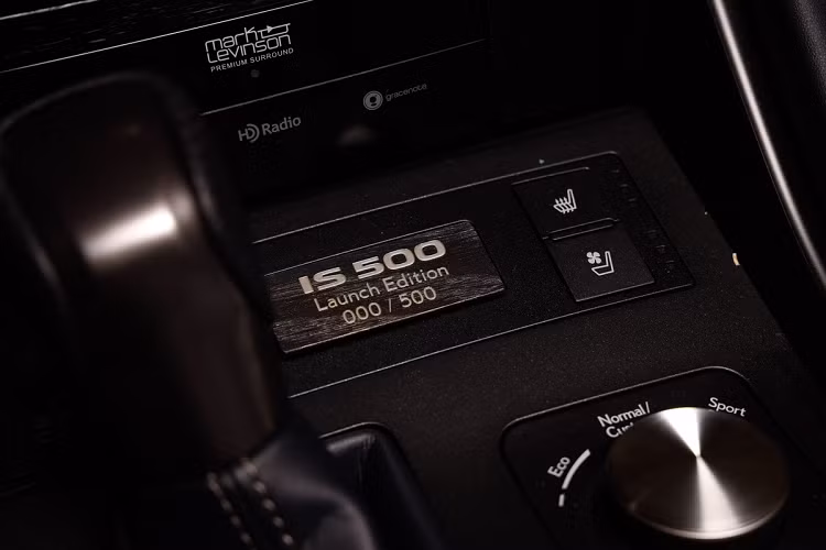 Mỗi chiếc Lexus IS 500 F Sport Performance Launch Edition sẽ được đánh số thứ tự từ 1 đến 500, đi cùng với đó là tên phiên bản đặc biệt hiển thị trên đồng hồ kỹ thuật số khi khởi động xe. Những trang bị tiện ích có thể kể đến hỗ trợ kết nối Apple CarPlay/Android Auto, hệ thống an toàn Lexus Safety System+ 2.5 tích hợp đèn chiếu sáng thông minh, kiểm soát hành trình thích ứng...