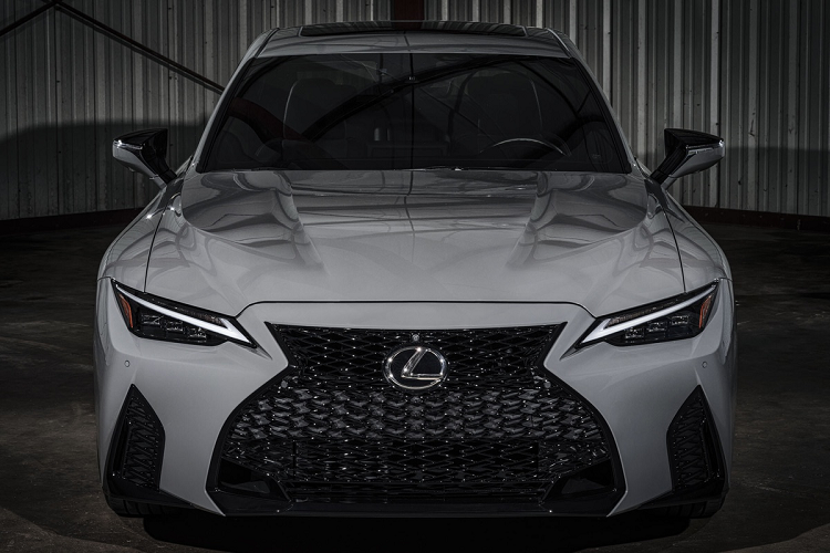 Điểm chính để phân biệt Launch Edition và phiên bản xe sang thể thao Lexus IS 500 F Sport Performance thông thường là màu sơn xám Incognito, hay còn gọi là màu xám xi-măng. Còn lại, tổng thể ngoại thất của chiếc sedan Nhật Bản vẫn mang thiết kế sắc sảo và hầm hố khi có nhiều chi tiết đậm tính thể thao như lưới tản nhiệt sơn đen, cản trước mở rộng với hốc hút gió giả, cản trước tối màu...