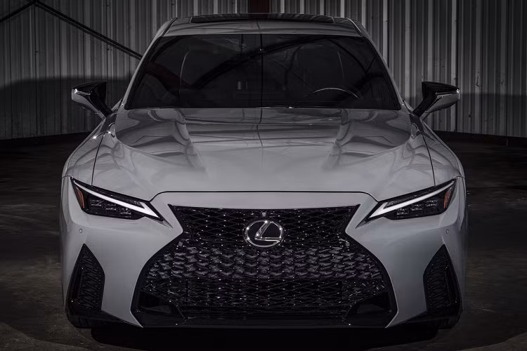Điểm chính để phân biệt Launch Edition và phiên bản xe sang thể thao Lexus IS 500 F Sport Performance thông thường là màu sơn xám Incognito, hay còn gọi là màu xám xi-măng. Còn lại, tổng thể ngoại thất của chiếc sedan Nhật Bản vẫn mang thiết kế sắc sảo và hầm hố khi có nhiều chi tiết đậm tính thể thao như lưới tản nhiệt sơn đen, cản trước mở rộng với hốc hút gió giả, cản trước tối màu...
