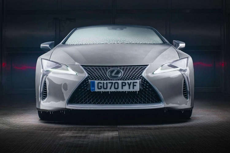Để thử chất lượng của xe ở mức độ cao nhất có thể, Lexus đã hạ mui vải xuống và để lộ hoàn toàn nội thất của LC với nhiệt độ hà khắc của buồng lạnh cấp độ công nghiệp, một không gian đủ lớn cho một cặp xe buýt 2 tầng. Trước khi chiếc mui trần được đặt vào trong “tủ đá khổng lồ”, Lexus đã xịt nước lên xe với mục đích tạo nên lớp băng trên thân vỏ.
