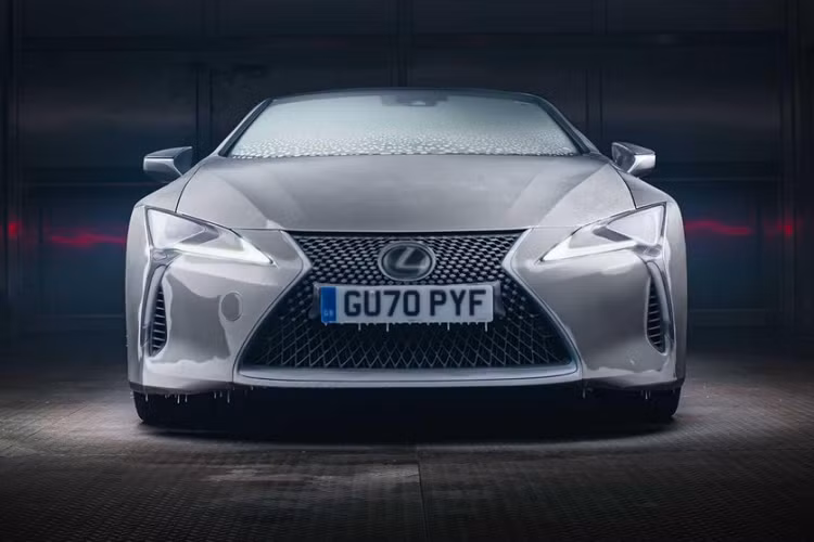 Để thử chất lượng của xe ở mức độ cao nhất có thể, Lexus đã hạ mui vải xuống và để lộ hoàn toàn nội thất của LC với nhiệt độ hà khắc của buồng lạnh cấp độ công nghiệp, một không gian đủ lớn cho một cặp xe buýt 2 tầng. Trước khi chiếc mui trần được đặt vào trong “tủ đá khổng lồ”, Lexus đã xịt nước lên xe với mục đích tạo nên lớp băng trên thân vỏ.