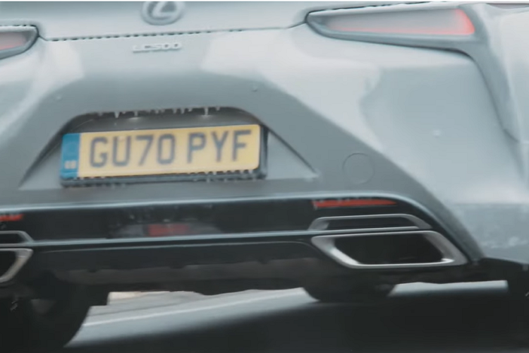 Lexus không cho thấy bộ phận mui vải 4 lớp hoạt động ra sao sau quá trình “ngủ đông” của LC Convertible, nhưng với mọi thứ khác đều ở tình trạng bình thường, chúng ta có thể tin rằng mô tơ thủy lực gắn phía sau hàng ghế thứ hai vẫn hoạt động.