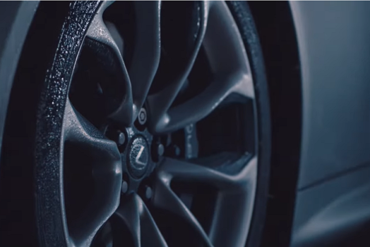 Tay lái mạo hiểm chuyên nghiệp Paul Swift là người được giao trọng trách đưa chiếc mui trần đi dạo một vòng sau 12 tiếng “tra tấn”, và như có thể thấy trong video, chiếc LC vẫn hoạt động hoàn hảo.