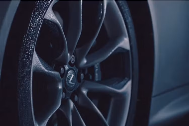 Tay lái mạo hiểm chuyên nghiệp Paul Swift là người được giao trọng trách đưa chiếc mui trần đi dạo một vòng sau 12 tiếng “tra tấn”, và như có thể thấy trong video, chiếc LC vẫn hoạt động hoàn hảo.