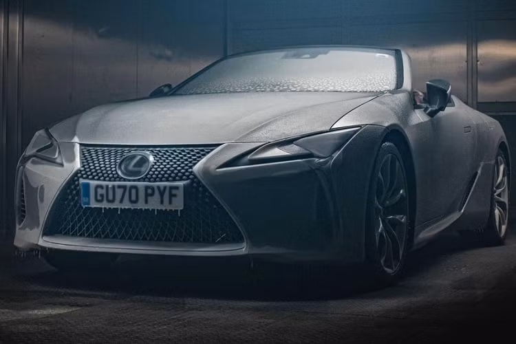 Cho dù chúng bàn luận về coupe hay mui trần, có lẽ ai cũng phải công nhận Lexus LC mui trần là một trong những mẫu xe ngầu nhất trên thế giới vào lúc này. Nhằm thuyết phục mọi người hơn nữa về khả năng của LC, Lexus mới đây đã thực hiện một bài kiểm tra chất lượng hết sức tàn bạo đối với phiên bản mui mềm. Chiếc xe mui trần bảnh bao đã phải chịu đựng 12 giờ trong buồng lạnh nhiệt độ -18 độ C tại Millbrook Proving Ground.