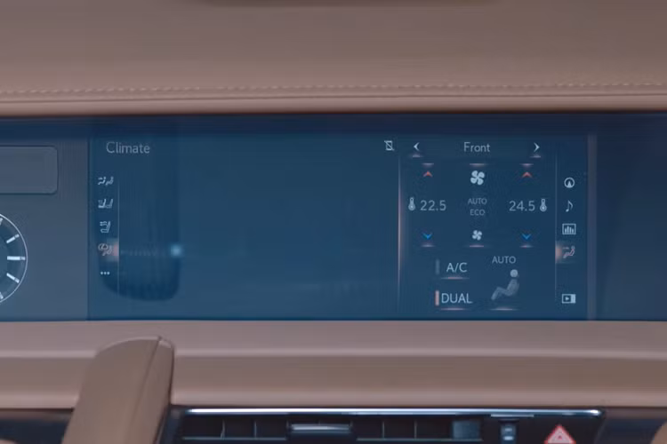 Từ động cơ hút khí tự nhiên V8 công suất 457 mã lực cho tới ghế ngồi sưởi ấm, chiếc xe sang “không hề cho thấy tác động tiêu cực từ nhiệt độ lạnh giá”. Trên hành trình, chúng ta có thể thấy lớp băng tan chảy dần sau khi chiếc xe tiếp xúc với nhiệt độ nắng đẹp của tháng 5.