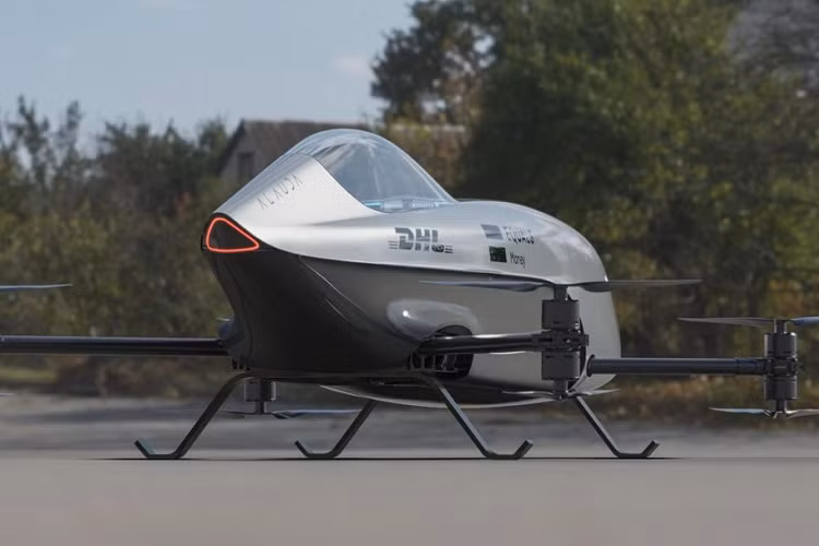 “Công bố chiếc xe bay đua điện cỡ lớn đầu tiên trên thế giới là một dấu mốc quan trọng trong buổi bình minh của cuộc cách mạng di chuyển mới”, công ty nói trong một tuyên bố. “Chính sự cạnh tranh sẽ thúc đẩy sự tiến bộ và giải đua của chúng tôi đang thúc đẩy sự xuất hiện của loại công nghệ sẽ biến đổi vận tải hành khách trên không, dịch vụ hậu cần và thậm chí là phương tiện di chuyển hàng không tiên tiến cho các ứng dụng y tế”.