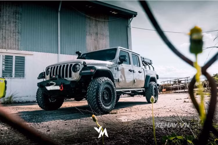 Tuy nhiên, mục đích chính của chủ xe khi độ lại Jeep Gladiator Rubicon là biến nó thành một chiếc xe cắm trại. Chính vì vậy, Vulcan 4×4 đã lắp đặt thêm một bộ lều xếp iKamper ngay phía trên thùng sau. Bộ lều này được bắt vào thùng thông qua bộ baga thép đặt cao, theo đó là ống thở cũng được bổ sung.