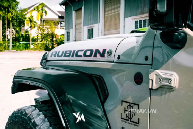 Về truyền động, Jeep Gladiator Rubicon tại Việt Nam trang bị động cơ Pentastar V6 3.6L, sản sinh công suất 285 mã lực tại 6.400 vòng/phút và mô-men xoắn cực đại 347 Nm tại 4.100 vòng/phút.