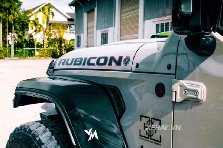 Về truyền động, Jeep Gladiator Rubicon tại Việt Nam trang bị động cơ Pentastar V6 3.6L, sản sinh công suất 285 mã lực tại 6.400 vòng/phút và mô-men xoắn cực đại 347 Nm tại 4.100 vòng/phút.