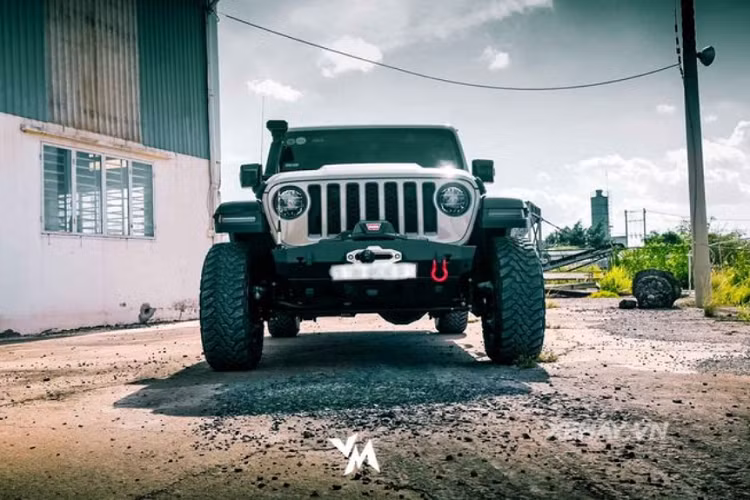 Sức mạnh được gửi đến các bánh xe thông qua hộp số tự động 8 cấp và hệ dẫn động bốn bánh Rock-Trac.