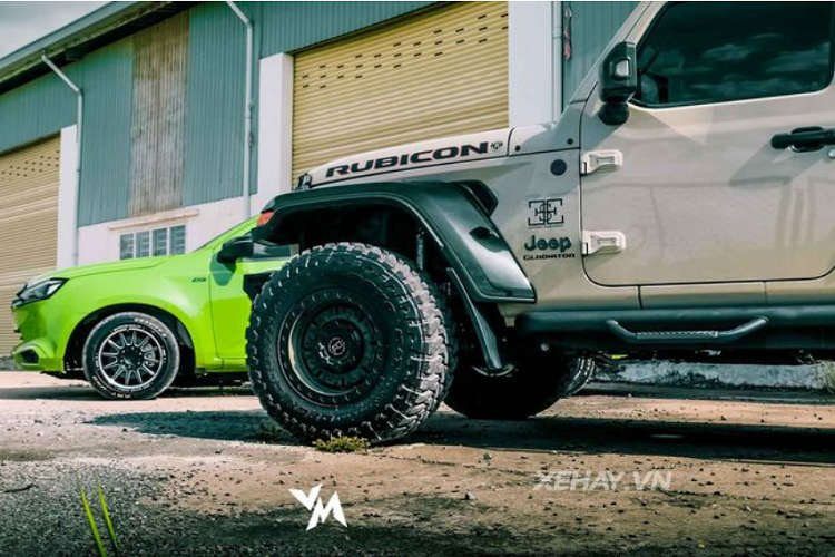 Đặc biệt, một lượng lớn phụ tùng độ được thiết kế cho Wrangler cũng sẽ tương thích với Gladiator, mở ra khả năng cá nhân hoá dễ dàng cho chủ xe. Đối với chiếc Jeep Gladiator Rubicon độ off-road "khủng" nhất Việt Nam, xe đã được trang bị bộ mâm mới và dàn phuộc mới giúp tăng khoảng sáng gầm xe.