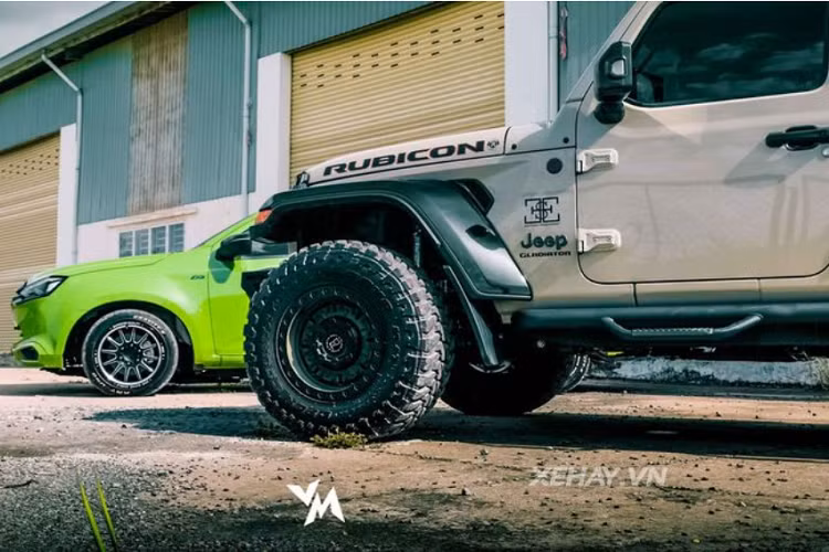 Đặc biệt, một lượng lớn phụ tùng độ được thiết kế cho Wrangler cũng sẽ tương thích với Gladiator, mở ra khả năng cá nhân hoá dễ dàng cho chủ xe. Đối với chiếc Jeep Gladiator Rubicon độ off-road "khủng" nhất Việt Nam, xe đã được trang bị bộ mâm mới và dàn phuộc mới giúp tăng khoảng sáng gầm xe.