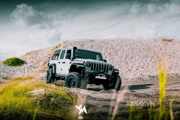 Phiên bản Gladiator Rubicon chính hãng được phân phối với giá từ 3.498 tỷ đồng nhưng chắc chắn chiếc Gladiator Rubicon của CEO trẻ tuổi Tống Đông Khuê có giá trị cao hơn nhiều vì còn có nhiều "đồ chơi" đính kèm.