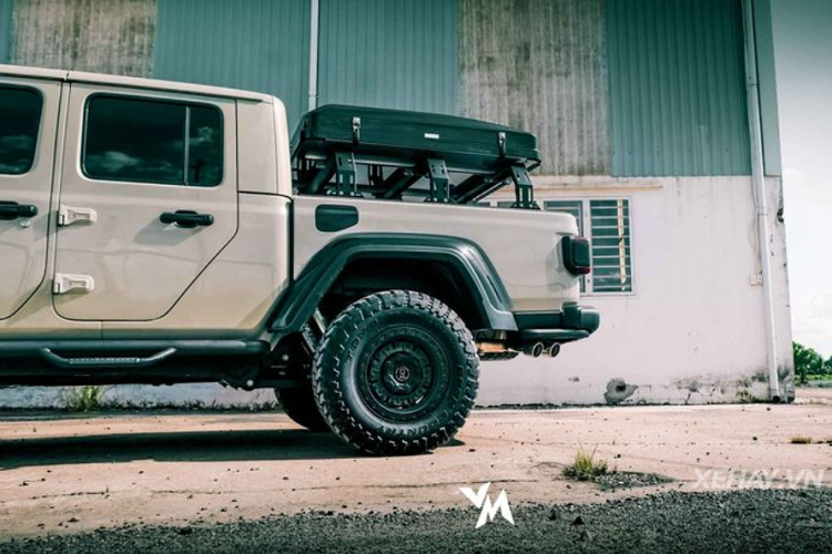 Ngoài chiếc SUV huyền thoại Wrangler, một dòng xe nữa cũng được những người yêu "xê dịch"` tại Việt Nam quan tâm là chiếc bán tải Jeep Gladiator Rubicon địa hình.