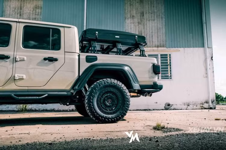 Ngoài chiếc SUV huyền thoại Wrangler, một dòng xe nữa cũng được những người yêu "xê dịch"` tại Việt Nam quan tâm là chiếc bán tải Jeep Gladiator Rubicon địa hình.