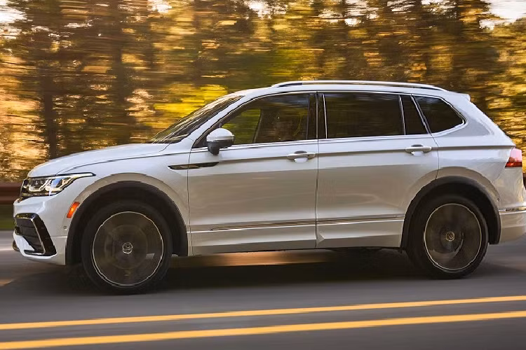 Về thiết kế, mặt ca-lăng của Volkswagen Tiguan 2022 mới nhận được khá nhiều thay đổi với bộ lưới tản nhiệt mới kết hợp dải đèn LED mỏng chạy ngang, kết nối cụm đèn pha sắc sảo ở hai bên. Logo quen thuộc của thương hiệu Volkswagen vẫn sẽ nằm chính giữa trung tâm mặt lưới tản nhiệt, bên dưới là cản va trước mới có thiết kế cứng cáp và mạnh mẽ hơn.