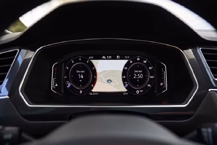 Hệ thống thông tin giải trí là MIB3 độc quyền của Volkswagen được trang bị cho tất cả biến thể, ngoại trừ phiên bản tiêu chuẩn, bao gồm sạc không dây và App-Connect không dây. Hàng ghế lái có sưởi, với các tùy chọn nâng cấp vô-lăng sưởi và chức năng thông gió cho hàng ghế trước.