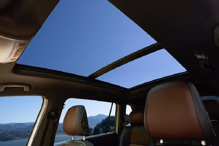 Ngoại trừ bản tiêu chuẩn, các biến thể Volkswagen Tiguan 2022 cao cấp hơn còn nhận được hệ thống điều khiển khí hậu Climatronic Touch và cửa cốp chỉnh điện. Về tính năng an toàn, phiên bản tiêu chuẩn có cảnh báo luồng giao thông phía sau, cảnh báo va chạm trước,...