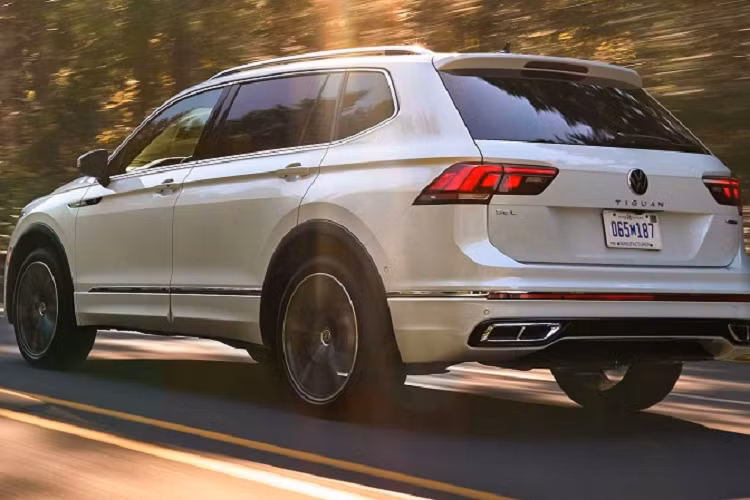 Ở đuôi xe, dễ dàng nhận thấy dòng chữ “TIGUAN” nổi bật nằm ngay phía dưới logo Volkswagen. Cụm đèn hậu vẫn sở hữu cấu trúc các dải LED vuông vức xếp tầng đầy hiện đại, đi kèm ống xả hình thang giờ đây được chia thành 2 cặp kép trông rất thể thao. Hai biến thể hàng đầu của Volkswagen Tiguan 2022 còn nhận được các yếu tố thiết kế R-Line bổ sung thêm ốp sườn xe (side skirt) và cản va trước/sau độc đáo.