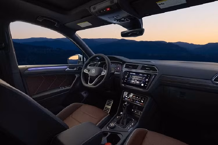 Rất khó để có thể nhận ra những thay đổi mà hãng xe Volkswagen đã thực hiện trong khoang nội thất của Tiguan 2022. Khách hàng vẫn sẽ nhận được cụm công cụ kỹ thuật số 8.0 inch tiêu chuẩn, với tùy chọn nâng cấp lên Digital Cockpit Pro 10.0 inch.