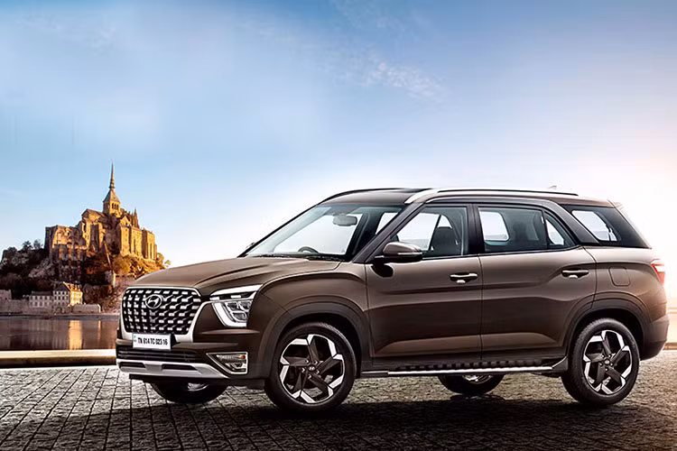 Vào hồi tháng 4/2021, hãng Hyundai đã chính thức vén màn mẫu SUV 3 hàng ghế mới mang tên Alcazar tại thị trường Ấn Độ. Đây thực chất là phiên bản kéo dài với nội thất 3 hàng ghế của mẫu SUV cỡ nhỏ Hyundai Creta quen thuộc. Dự kiến, Hyundai Alcazar 2021 mới sẽ chính thức được bày bán tại thị trường Ấn Độ vào ngày 18/6 tới đây.