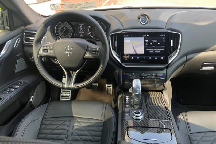 Di chuyển ra phía sau, Maserati Ghibli GranSport 2021 có cụm đèn hậu LED được tinh chỉnh lại góc cạnh, cao cấp hơn. Phía dưới là bộ đôi ống xả kép và cản sau được sơn đen.