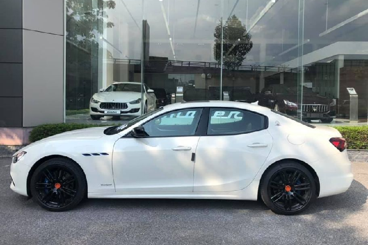 Về trang bị an toàn, Maserati Ghibli Grand Sport 2021 sở hữu một số tính năng nổi bật gồm: hỗ trợ giữ làn đường, camera 360 độ, hệ thống kiểm soát hành trình thích ứng, hỗ trợ điểm mù chủ động, nhận dạng biển báo giao thông, kiếm soát xuống dốc, hỗ trợ khởi hành ngang dốc ( HAS), Hiện giá xe Maserati Ghibli Grand Sport 2021 mới nhập khẩu về Việt Nam vẫn chưa được công bố.