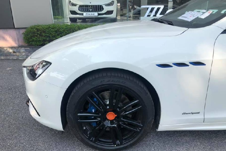 Bên canh đó, Maserati Ghibli GranSport 2021 có thiết kế nội thất không quá khác biệt so với đời cũ và được trang bị một số tiện nghi đáng chú ý như: cửa sổ trời chỉnh điện, sạc điện thoại không dây, cảm biến chất lượng không khí, lẫy chuyển số thể thao sau vô-lăng và 2 tùy chọn hệ thống âm thanh Harman Kardon hoặc Bowers &amp; Wilkins.