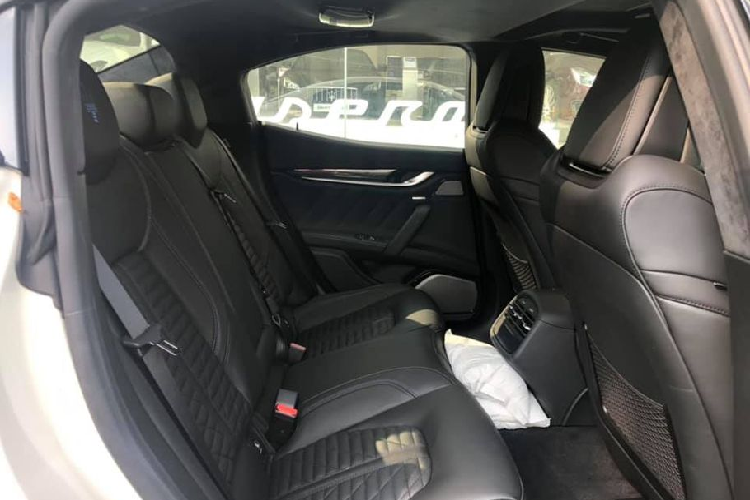 Bước vào trong cabin, chiếc Maserati mới cập bến Việt Nam sở hữu nội thất được bọc da đen cùng một số chi tiết được làm từ sợi carbon, gỗ và kim loại mang đến vẻ cao cấp. Màn hình thông tin giải trí trung tâm đã được tăng kích thước từ 8,4 inch lên 10,1 inch và được thiết kế có viền mỏng, không khung, tích hợp hệ điều hành Maserati Intelligent Assistant (MIA) mới.