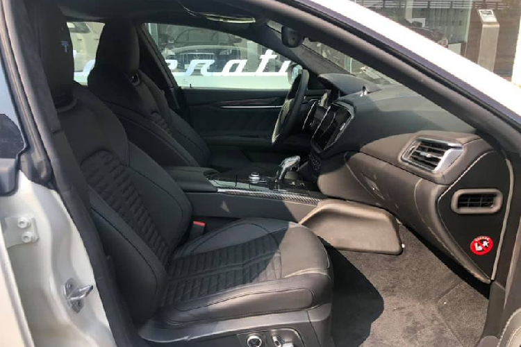 Nhìn ngang thân xe, Maserati Ghibli có 3 lỗ thoáng với đường viền xanh đặt ở ốp sườn bánh trước và tem GranSport phía dưới. Maserati Ghibli GranSport 2021 được trang bị bộ la-zăng 7 chấu kép được sơn đen bao bởi lốp P Zero cùng cùm phanh màu xanh dương.