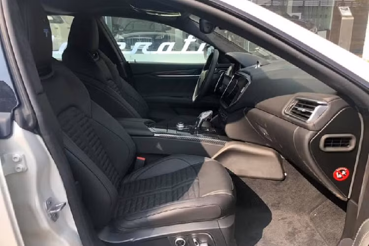 Nhìn ngang thân xe, Maserati Ghibli có 3 lỗ thoáng với đường viền xanh đặt ở ốp sườn bánh trước và tem GranSport phía dưới. Maserati Ghibli GranSport 2021 được trang bị bộ la-zăng 7 chấu kép được sơn đen bao bởi lốp P Zero cùng cùm phanh màu xanh dương.