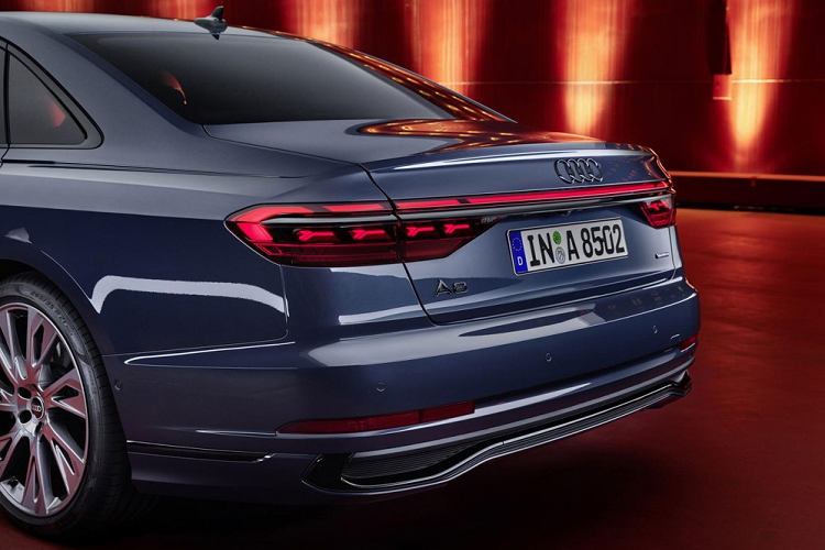 Tương tự ngoại thất, nội thất của Audi A8 2022 cũng được cải tiến với bảng đồng hồ kỹ thuật số 10,1 inch, màn hình hiển thị thông tin kính lái tùy chọn và màn hình cảm ứng 8,6 inch, phục vụ hệ thống thông tin giải trí MIB3. Đằng sau, hành khách có thể giải trí nhờ cặp màn hình Full HD 10,1 inch và đèn đọc sách Matrix LED.