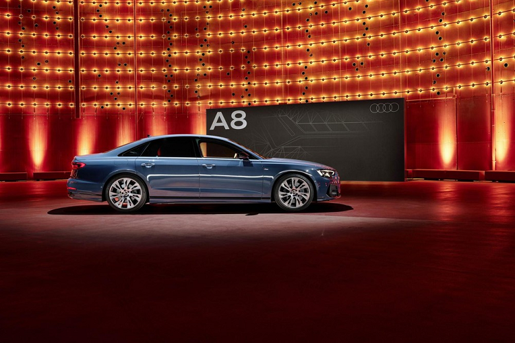 Ngoài ra, hãng Audi còn bổ sung các màu sơn nhám cho mẫu sedan hạng sang cỡ lớn này như xám Daytona Grey, bạc Floret Silver, xanh lá District Green, xám Terra Grey và trắng Glacier White