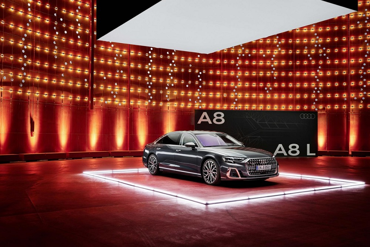 Tuy chỉ là phiên bản nâng cấp giữa vòng đời nhưng mẫu xe sang Audi A8 2022 lại được thay đổi nhẹ trong kích thước. Cụ thể, xe sở hữu chiều dài 5.190 mm, chiều rộng 1.950 mm, chiều cao 1.470 mm và chiều dài cơ sở 3.000 mm. Trong khi đó, Audi A8L 2022 có chiều dài lên đến 5.320 mm. Tuy nhiên, phiên bản dài nhất của dòng Audi A8 mới phải là A8 L Horch dành riêng cho thị trường Trung Quốc với kích thước 5.450 mm.