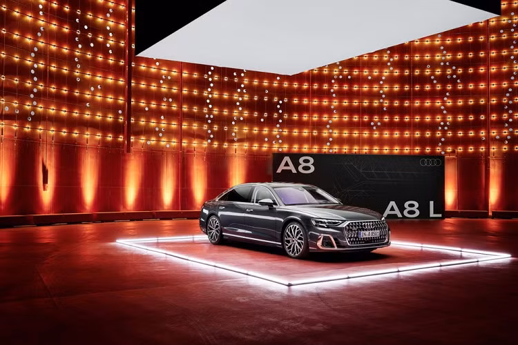 Tuy chỉ là phiên bản nâng cấp giữa vòng đời nhưng mẫu xe sang Audi A8 2022 lại được thay đổi nhẹ trong kích thước. Cụ thể, xe sở hữu chiều dài 5.190 mm, chiều rộng 1.950 mm, chiều cao 1.470 mm và chiều dài cơ sở 3.000 mm. Trong khi đó, Audi A8L 2022 có chiều dài lên đến 5.320 mm. Tuy nhiên, phiên bản dài nhất của dòng Audi A8 mới phải là A8 L Horch dành riêng cho thị trường Trung Quốc với kích thước 5.450 mm.