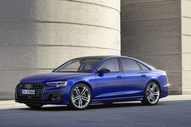 Khi có mặt trên thị trường, Audi A8 2022 sẽ đi kèm nhiều tùy chọn động cơ khác nhau. Đầu tiên là động cơ xăng V6, dung tích 3.0L dành cho Audi A8 55 TFSI 2022, tạo ra công suất tối đa 335 mã lực và mô-men xoắn cực đại 500 Nm ở châu Âu. Trong khi đó, tại Trung Quốc, động cơ này chỉ tạo ra công suất tối đa 282 mã lực. Thứ hai là động cơ xăng V8, dung tích 4.0L dành cho Audi A8 60 TSFI quattro 2022 với công suất tối đa 453 mã lực và mô-men xoắn cực đại 660 Nm. Nhờ đó, xe có thể tăng tốc từ 0-100 km/h trong 4,4 giây.