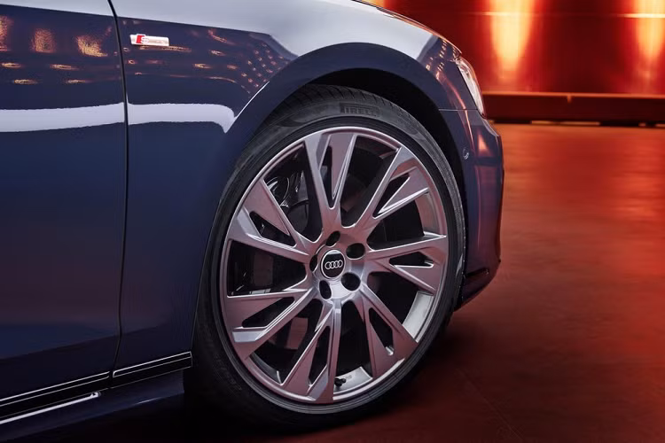 Ngoài ra, hãng Audi cũng trang bị gói phụ kiện mạ crôm mới giúp A8 2022 trông bắt mắt hơn. Lần đầu tiên, mẫu xe sang này còn có gói phụ kiện ngoại thất S line thể thao. Riêng phiên bản S8 hiệu suất cao của dòng Audi A8 2022 sẽ có những đặc điểm nhận dạng riêng như 4 ống xả và bộ khuếch tán gió phía sau. Bên cạnh đó, Audi S8 2022 còn dài hơn 10 mm so với A8 vì sở hữu cản va khác biệt.