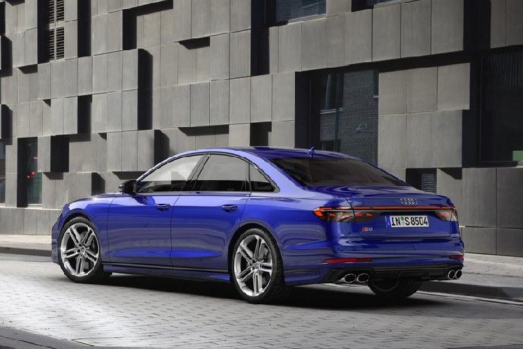 Theo hãng Audi, A8 2022 có 3 gói công nghệ an toàn chủ động tùy chọn, mang tên Park, City và Tour, mang đến các tính năng hỗ trợ lái bán tự động cho xe. Trong đó, gói Park bổ sung tính năng hỗ trợ đỗ xe điều khiển từ xa, cho phép người lái đứng ngoài và đưa xe ra/vào chỗ đỗ. Tổng cộng, mẫu sedan hạng sang cỡ lớn này có 40 tính năng an toàn khác nhau.