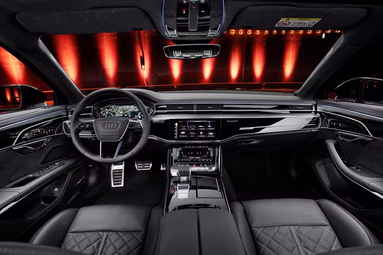 Dự kiến có mặt trên thị trường châu Âu vào tháng 12 năm nay, giá xe Audi A8 2022 có mức khởi điểm từ 99.500 Euro (khoảng 2,6 tỷ đồng). Con số tương ứng của Audi S8 2022 là 144.800 Euro (3,8 tỷ đồng).