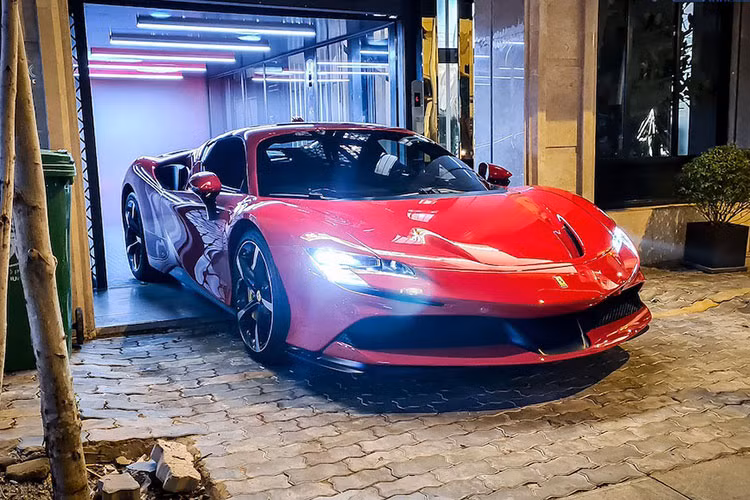 Dù không tiết lộ chính xác giá xe Ferrari SF90 Stradale này nhưng người chuyên nhập khẩu siêu xe tại Sài thành cho biết, xe có giá thách cưới trên 20 tỷ đồng và sẽ dưới 30 tỷ đồng. Đây là mức giá khá rẻ cho 1 chiếc siêu xe Ferrari SF90 Stradale khi về đến Việt Nam và người mua chỉ việc xem xe, ưng là có xe về garage, không mất thời gian chờ đợi.