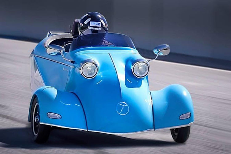 Trong thời gian diễn ra đại dịch Covid-19 này, Messerschmitt-Werke quyết định sử dụng thời gian đó để phục sinh và cải tiến mẫu xe kỳ lạ của mình. Kết quả là những gì chúng ta được thấy ở đây, một mẫu xe 3 bánh KR-202 hoặc KR-E5000 tùy thuộc vào việc bạn thích cấu hình chạy xăng hoặc điện.