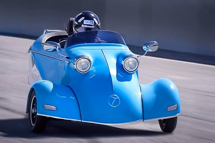 Trong thời gian diễn ra đại dịch Covid-19 này, Messerschmitt-Werke quyết định sử dụng thời gian đó để phục sinh và cải tiến mẫu xe kỳ lạ của mình. Kết quả là những gì chúng ta được thấy ở đây, một mẫu xe 3 bánh KR-202 hoặc KR-E5000 tùy thuộc vào việc bạn thích cấu hình chạy xăng hoặc điện.