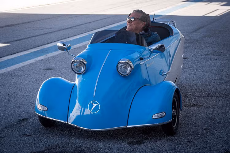 Trong đó, giá xe 3 bánh KR-202 có mức khởi điểm 10.950 Euro (khoảng 305 triệu đồng), giá đặc biệt đối với 20 chiếc xe đặt hàng đầu tiên, còn E5000 có khởi điểm cao hơn một chút ở 12.950 Euro (khoảng 360 triệu đồng).