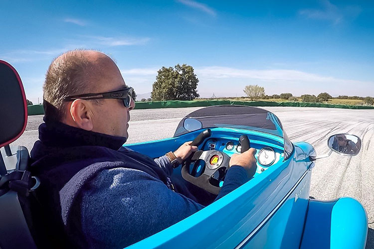 Tốc độ tối đa của mẫu xe 3 bánh bé nhỏ này là 120 km/h, và cả hai bản đều có cự li di chuyển tối đa khoảng 160 km. Tuy nhiên đối với bản E5000, người dùng sẽ cần tùy chọn cụm pin kép để đạt điều đó.